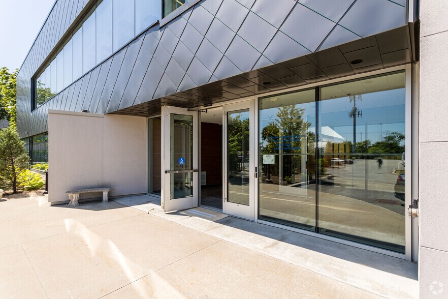 More Photos Of 235 Armand-Frappier, Laval Office For Lease