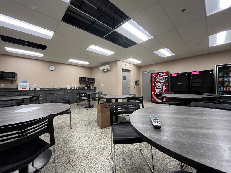 More Photos Of 33 Haynes Cir, Chicopee Industrial For Lease