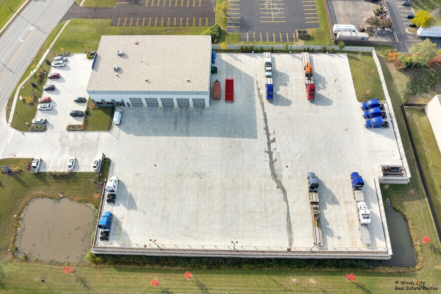 More Photos Of 250 N Schmale Rd, Carol Stream Warehouse For Lease