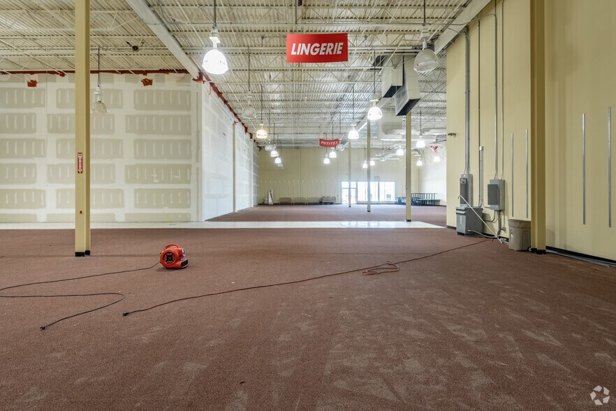 More Photos Of 8600-8604 W Brown Deer Rd, Milwaukee General Retail For Sale
