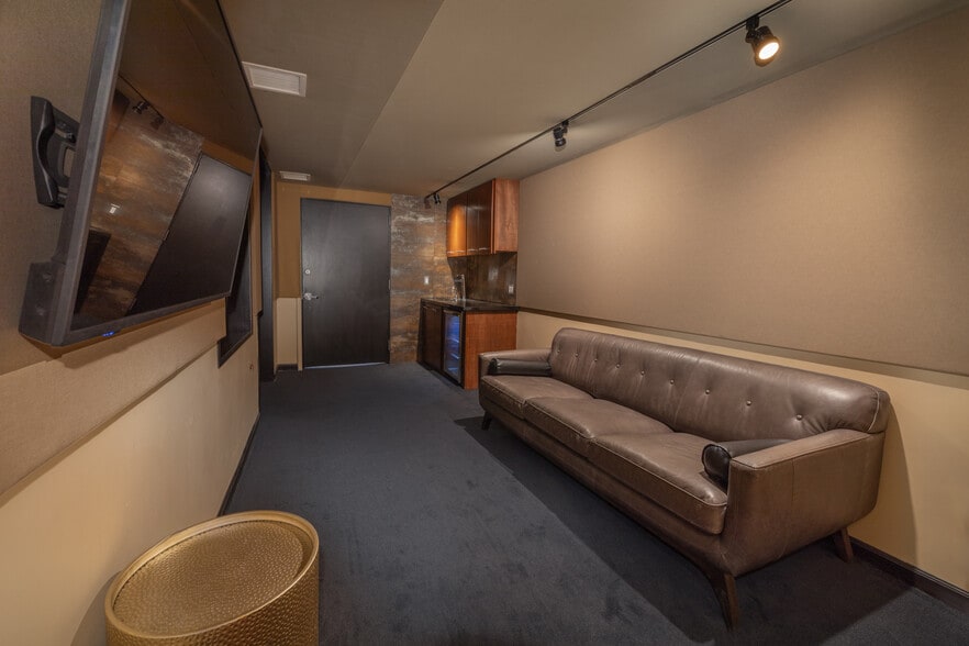 More Photos Of 5102 Vineland Ave, North Hollywood Movie Radio TVStudio For Sale