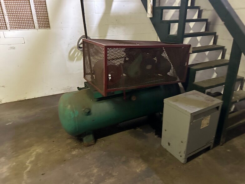 More Photos Of 1900 E Holland Ave, Saginaw Warehouse For Sale