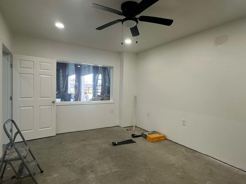 More Photos Of 9941A Rowlett Rd, Houston Warehouse For Lease