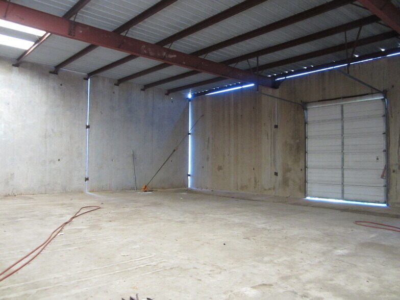 More Photos Of 10141 TX Loop 106, Adkins Showroom For Sale