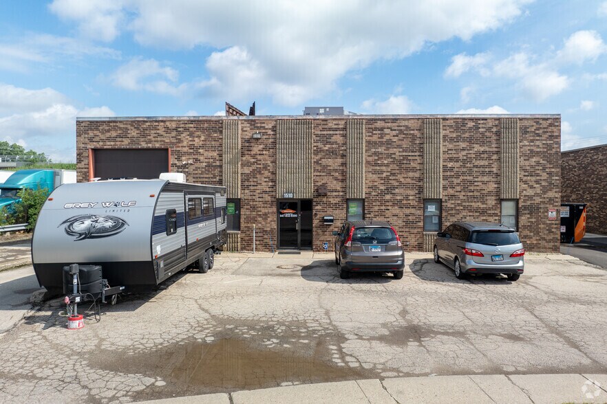 More Photos Of 1510 Paddock Dr, Northbrook Warehouse For Lease