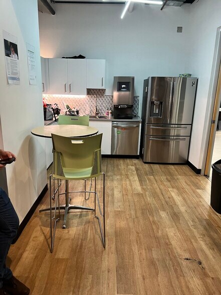 More Photos Of 1437 W Auto Dr, Tempe Showroom For Lease