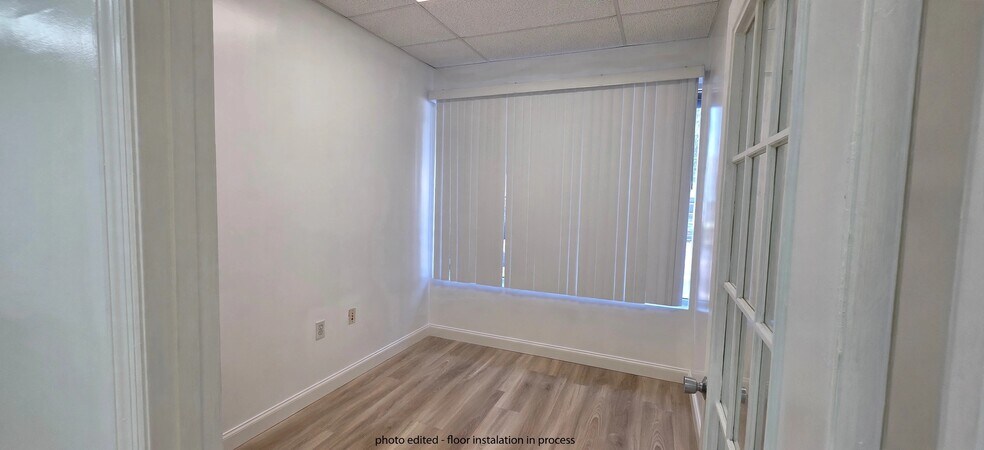 More Photos Of 7810 Kingspointe Pky, Orlando Warehouse For Lease