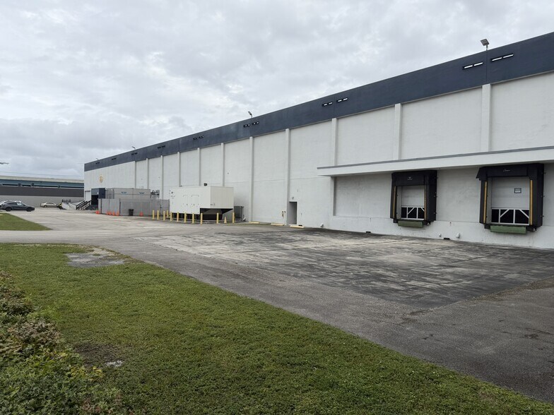 More Photos Of 2323 NW 72nd Ave, Miami Manufacturing For Lease