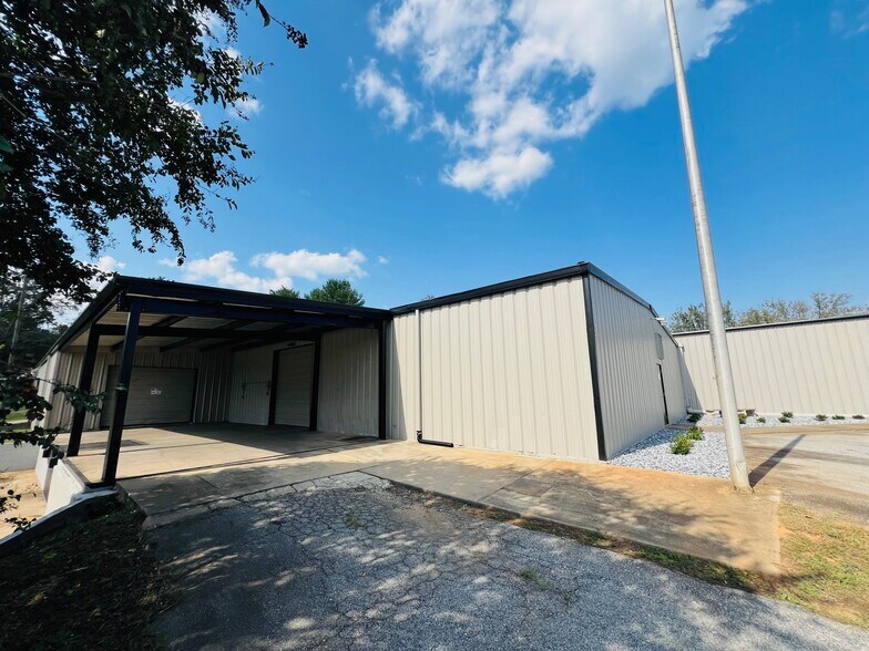 More Photos Of 585 Old Georgia Rd, Moore Warehouse For Lease
