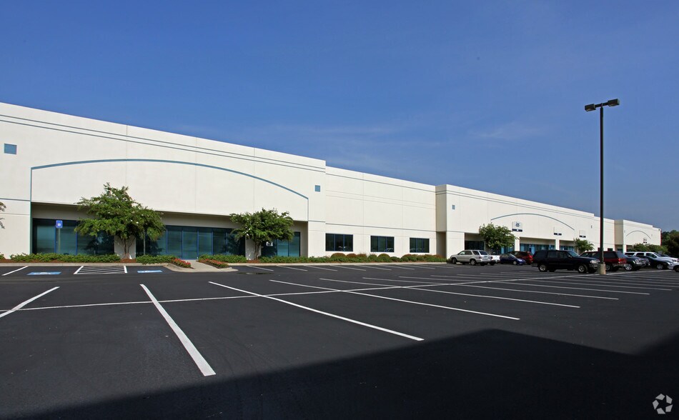 More Photos Of 105 Forest Pky, Forest Park Warehouse For Lease
