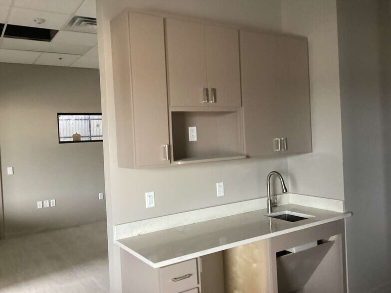 More Photos Of 1018 Dolores Blvd, Laredo Warehouse For Lease