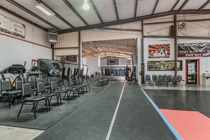 More Photos Of 5740 Canyon Dr, Amarillo Warehouse For Sale