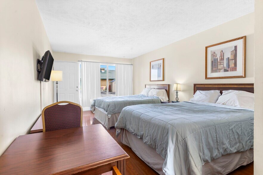 More Photos Of 1325 W Highway 76, Branson Hotel For Sale