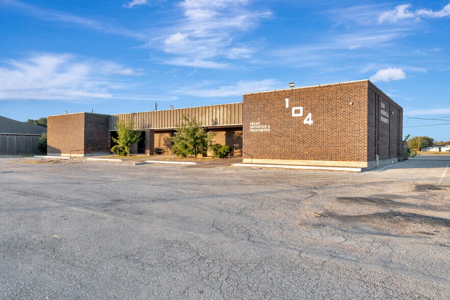 More Photos Of 104 Teakwood Dr, Victoria Medical For Sale