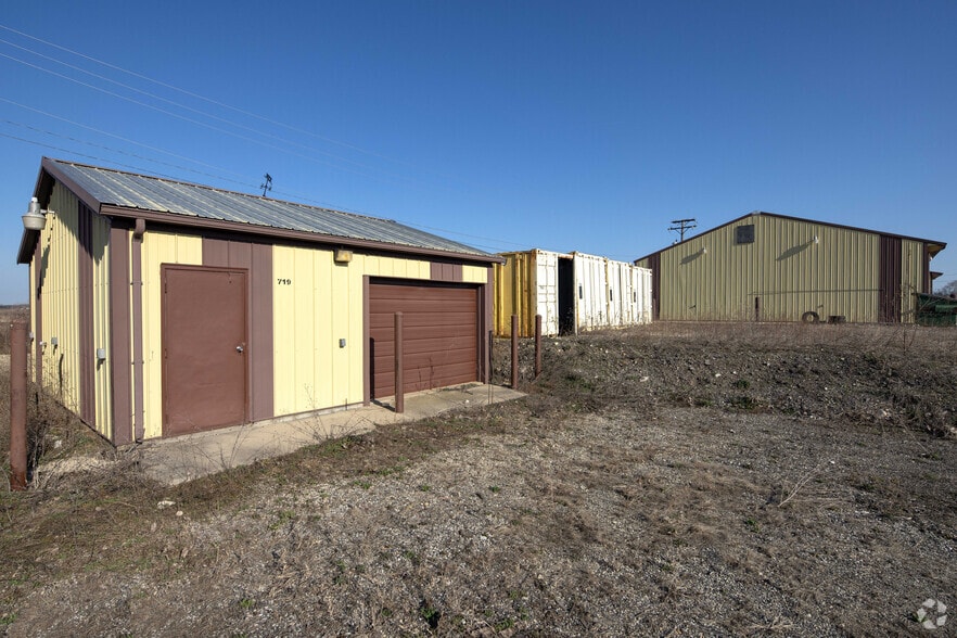 More Photos Of 3504 S Virginia, Crystal Lake Truck Terminal For Sale