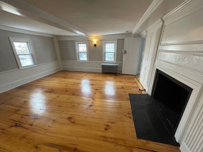 More Photos Of 3 Portsmouth Ave, Exeter General Retail For Lease