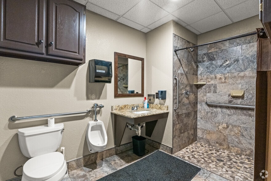 More Photos Of 421 Compton Ave, Irving Warehouse For Lease