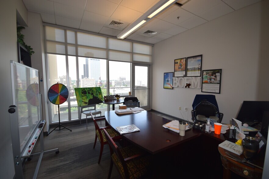 More Photos Of 5 Statehouse Plz, Little Rock Office For Sale