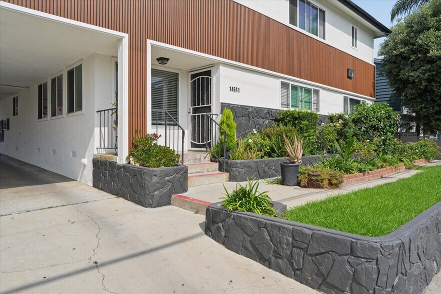 More Photos Of 14611 Larch Ave, Lawndale Apartments For Sale