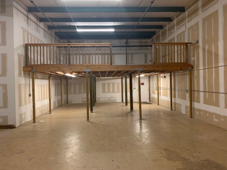 More Photos Of 700 Fentress Blvd, Daytona Beach Warehouse For Lease