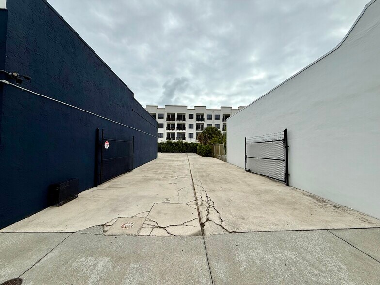 More Photos Of 2300 N Dixie Hwy, West Palm Beach Freestanding For Lease