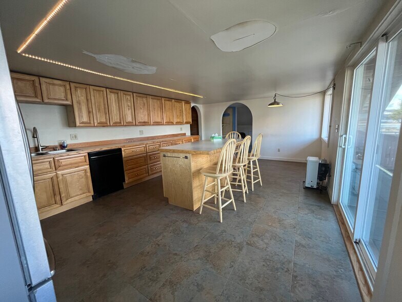 More Photos Of 1004 S Nordic Dr, Petersburg Hotel For Sale