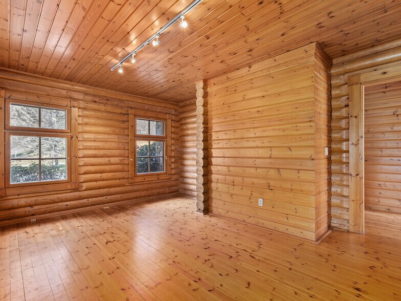 More Photos Of 1482 Russ Ave, Waynesville Office For Lease