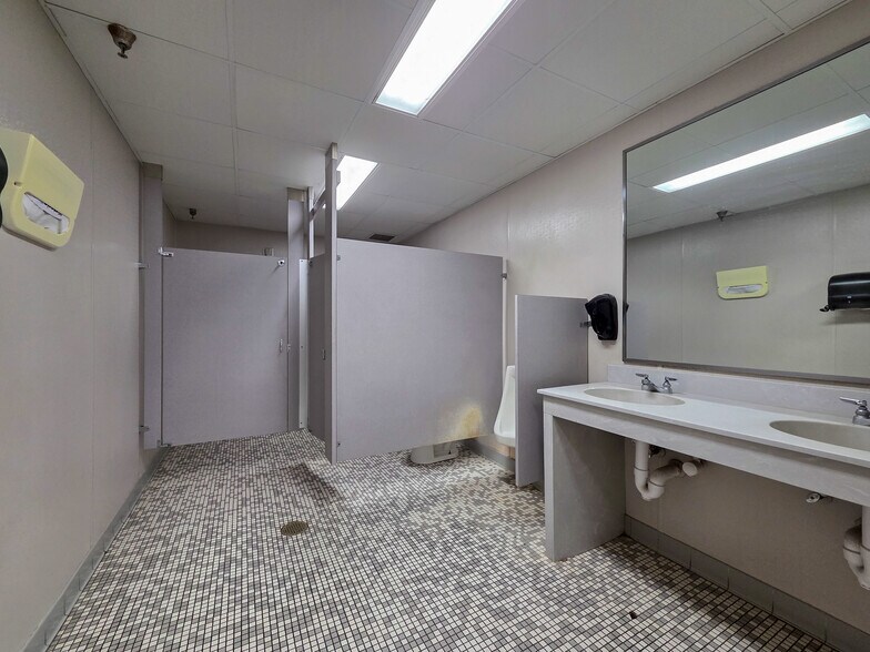 More Photos Of 3943 Denny Ave, Pascagoula General Retail For Lease