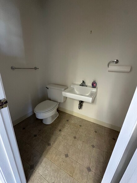 More Photos Of 711 W 17th St, Costa Mesa Warehouse For Sale