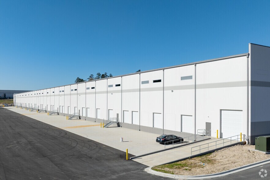 More Photos Of 560 Hinton Oaks Blvd, Knightdale Warehouse For Lease