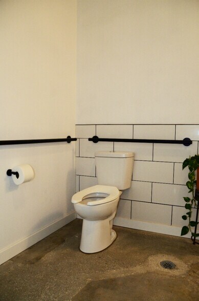 More Photos Of 500 S 20th St, Fort Smith Flex For Lease