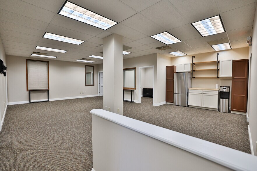 More Photos Of 3 Club Centre Ct, Edwardsville Office For Lease