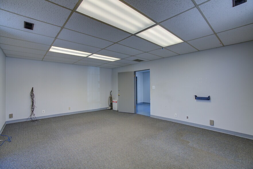 More Photos Of 675 Elkton Dr, Colorado Springs Distribution For Lease