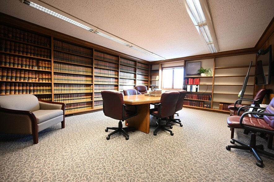 More Photos Of 206 Scott St S, Shakopee Office For Sale