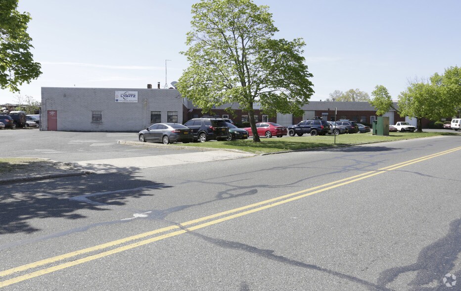 More Photos Of 181 E Industry Ct, Deer Park Warehouse For Lease