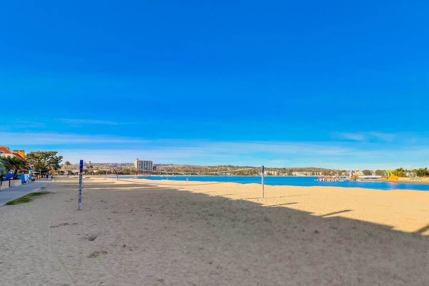 More Photos Of 3719 Mission Blvd, San Diego Freestanding For Sale