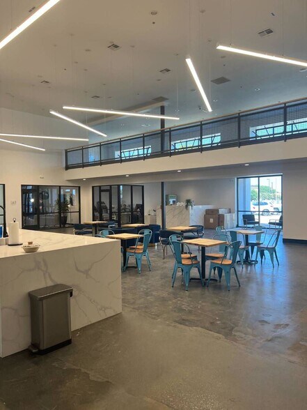 More Photos Of 2661 Midway Rd S, Carrollton Showroom For Lease