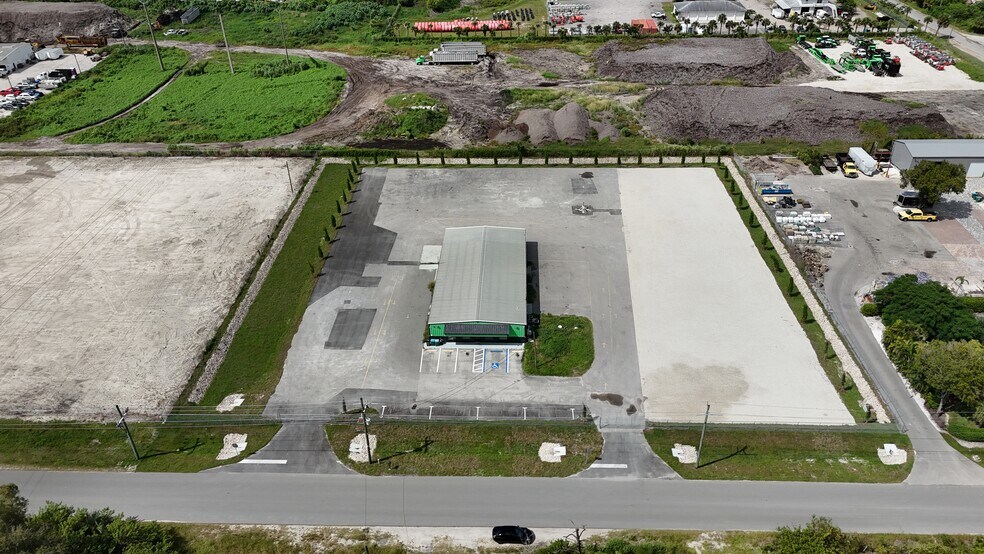 More Photos Of 7050 Pennsylvania St, Fort Myers Warehouse For Lease