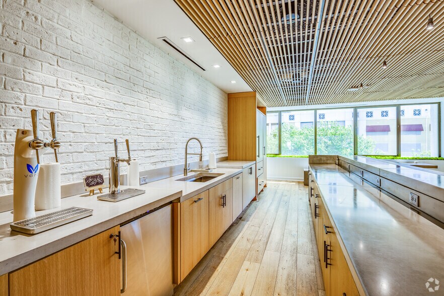 More Photos Of 600 Cleveland St, Clearwater Office For Lease