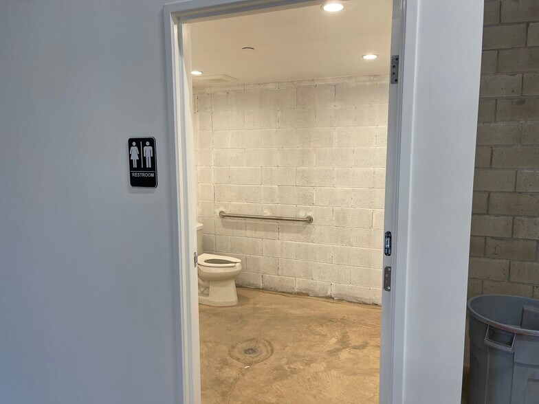 More Photos Of 12581 Branford St, Pacoima Manufacturing For Sale