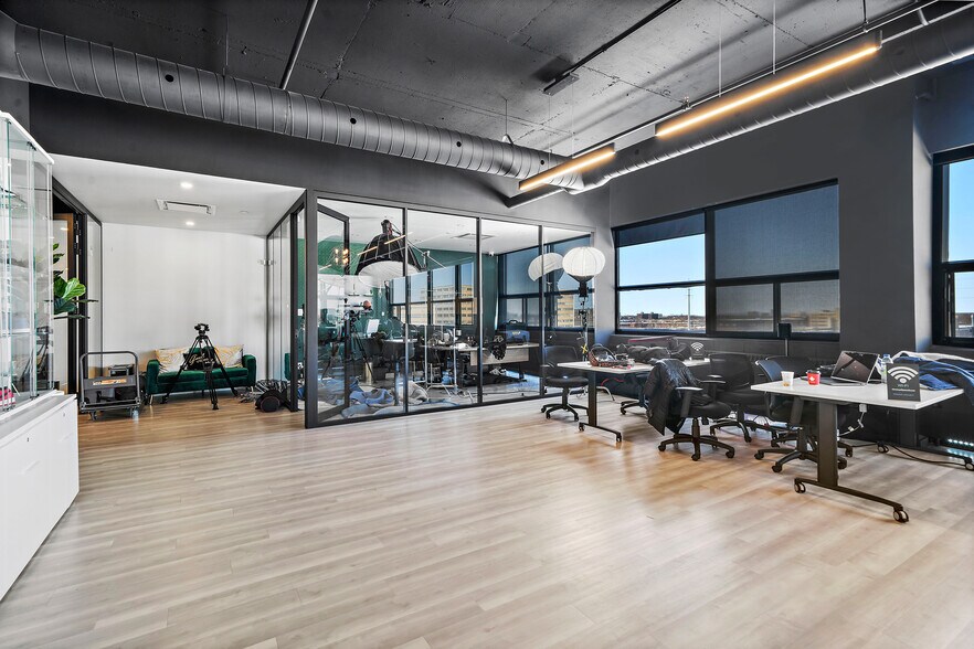 More Photos Of 111 Rue Chabanel O, Montréal Loft Creative Space For Lease