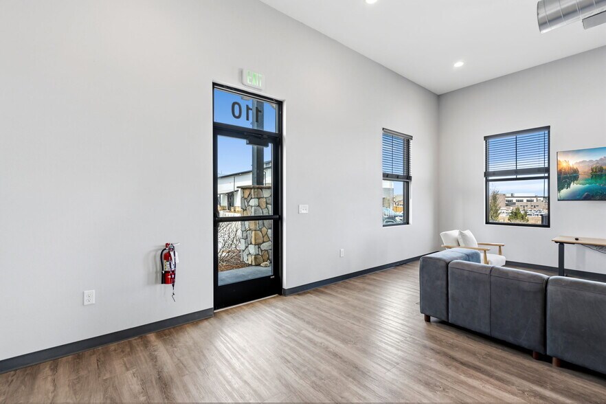 More Photos Of 1918 Jessup Dr, Fort Collins Flex For Lease