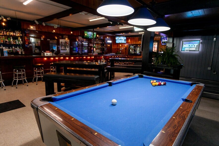 More Photos Of 6401 Rogue River Hwy, Grants Pass Bar For Sale