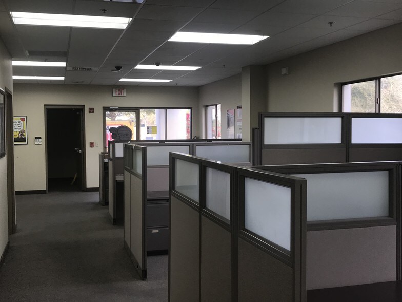 More Photos Of 6791 28th St Cir E, Sarasota Warehouse For Lease