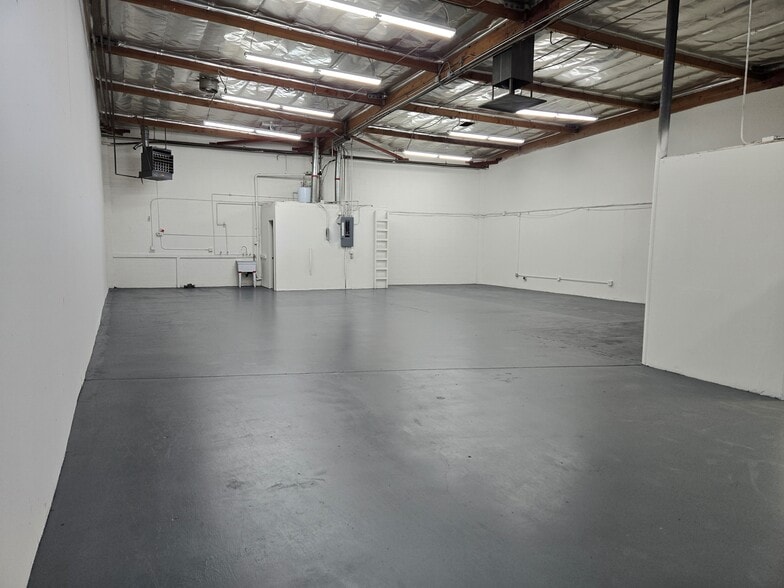 More Photos Of 8819-8825 Shirley Ave, Northridge Warehouse For Lease