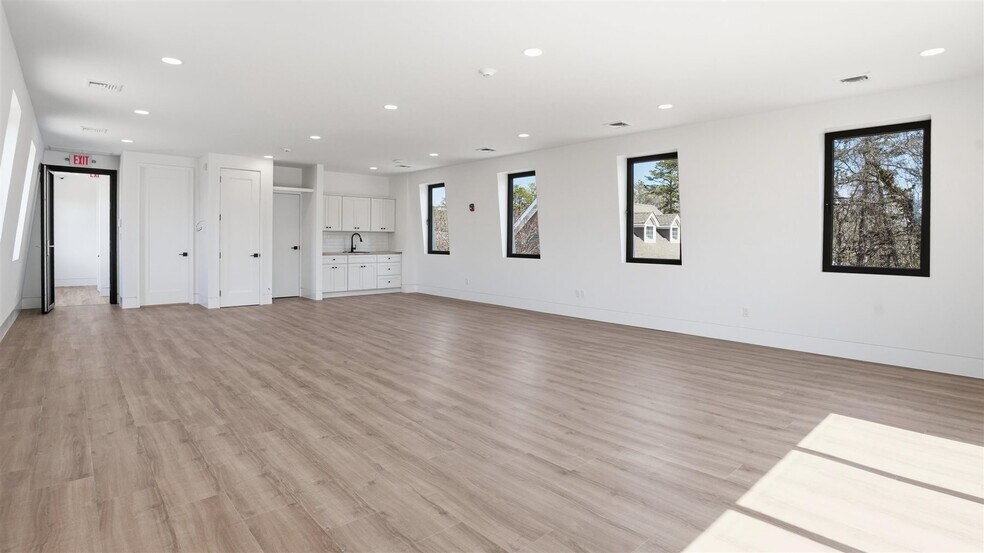 More Photos Of 200 W Montauk Hwy, Hampton Bays Freestanding For Lease