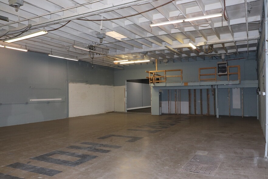 More Photos Of 456-468 42nd Ave SE, Calgary Showroom For Lease