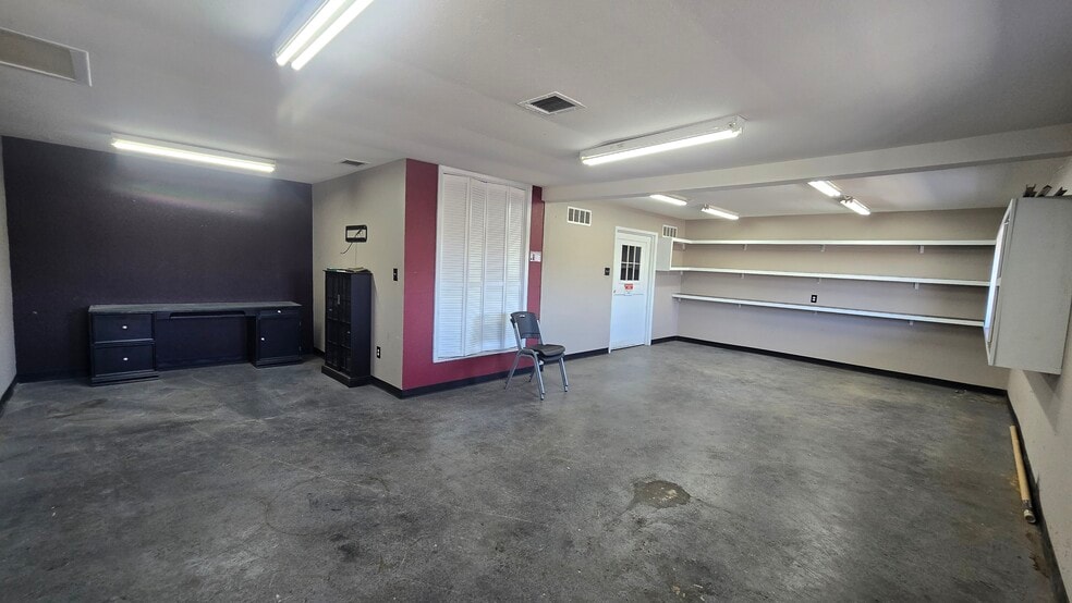 More Photos Of 2817 SW Wilshire Blvd, Burleson Auto Repair For Lease
