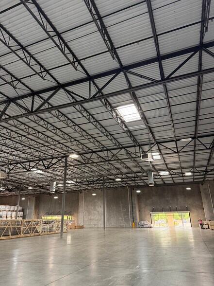 More Photos Of 445 Pan American Dr, El Paso Warehouse For Lease