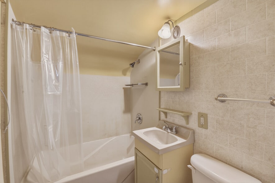 More Photos Of 3450 Mid Valley Dr, De Pere Flex For Sale